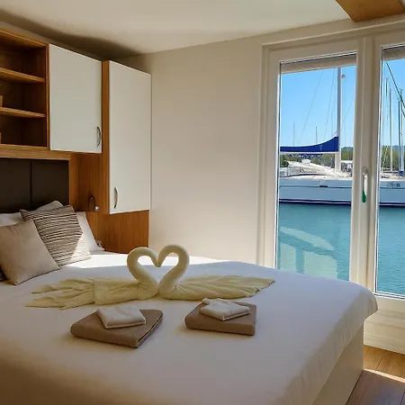 Luxury Floating Sea House Star Line - With Jacuzzi - Marina 보트호텔