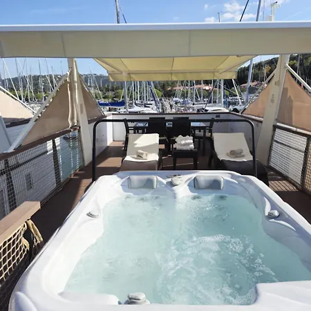 Luxury Floating Sea House Star Line - With Jacuzzi - Marina 보트호텔