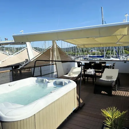 Luxury Floating Sea House Star Line - With Jacuzzi - Marina 보트호텔