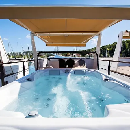 Luxury Floating Sea House Star Line - With Jacuzzi - Marina *