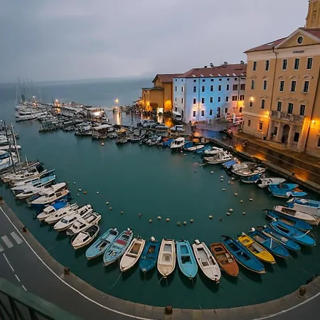 Úszó hotel Luxury Floating Sea House Star Line - With Jacuzzi - Marina *
