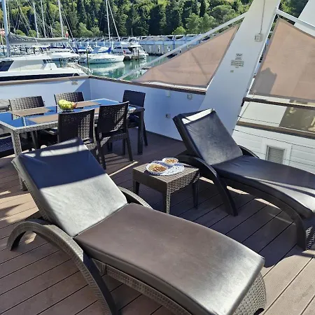 Úszó hotel Luxury Floating Sea House Star Line - With Jacuzzi - Marina