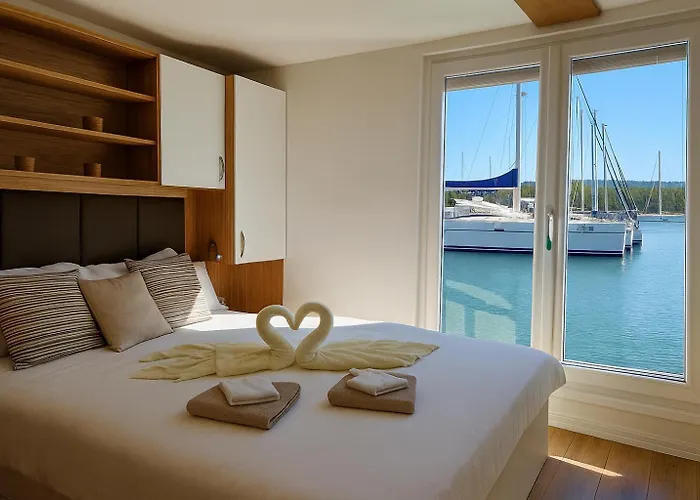 Luxury Floating Sea House Star Line - With Jacuzzi - Marina Båthotell