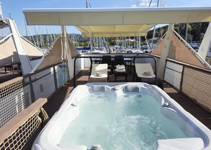 Luxury Floating Sea House Star Line - With Jacuzzi - Marina Båthotell