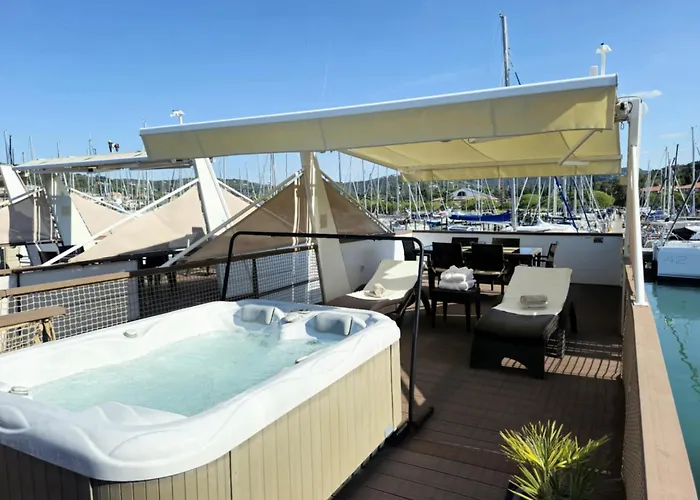 Luxury Floating Sea House Star Line - With Jacuzzi - Marina Båthotell