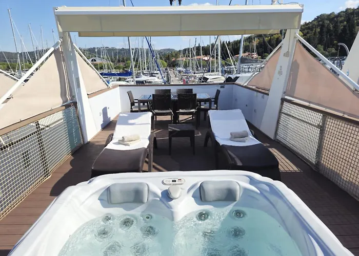Luxury Floating Sea House Star Line - With Jacuzzi - Marina *
