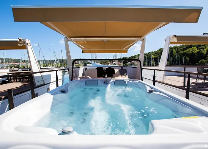 Luxury Floating Sea House Star Line - With Jacuzzi - Marina *